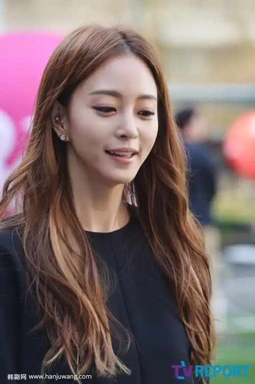 韩艺瑟出席活动 穿黑衣尽展高贵优雅气质