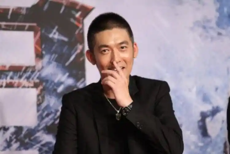 53岁江珊近照,女儿长得美若天仙,二婚嫁小15岁丈夫比靳东还帅_张博