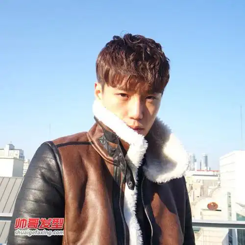 男生韩式发型设计 两侧剃短中间做纹理烫发型