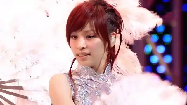 王心凌今天40岁了,和小8岁吴谨言同框,看到姐姐状态我不怕老了_成人