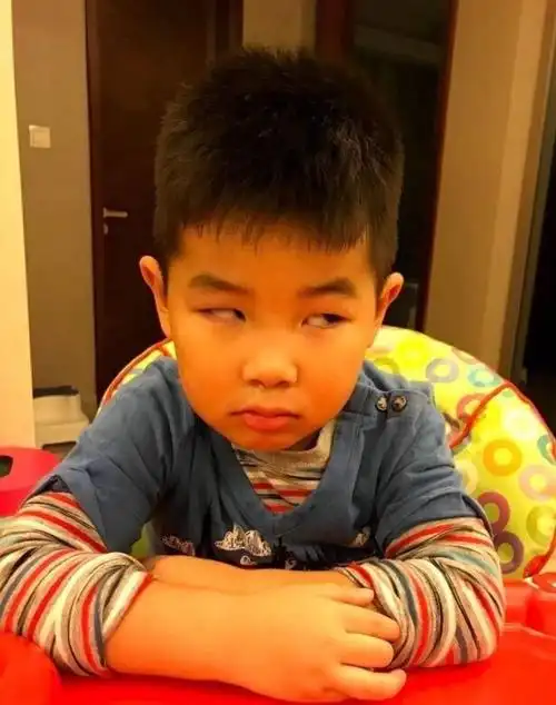 沙溢晒娇妻爱子称其为颜值担当,一家四口沙溢最丑?