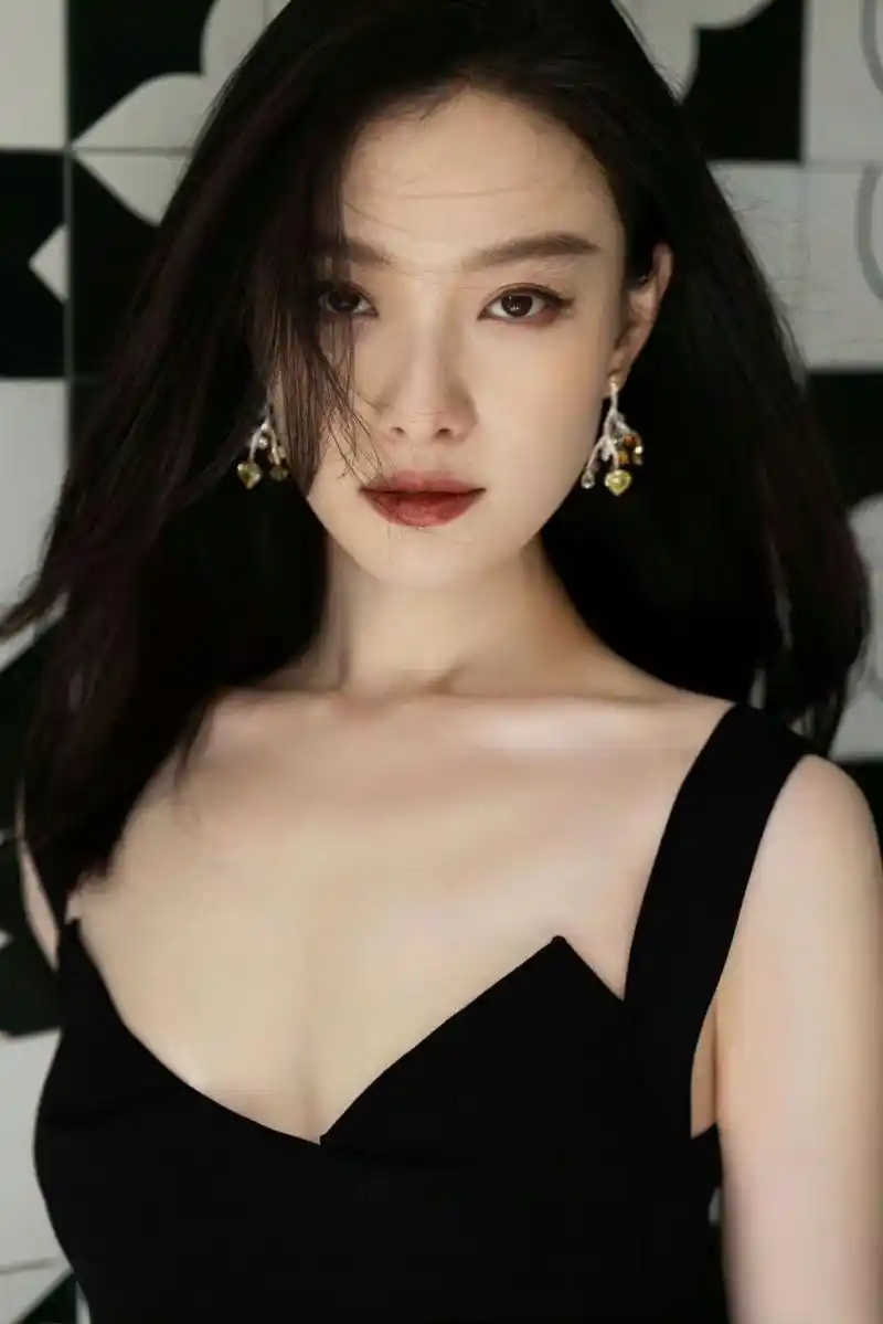 倪妮的清冷美人感真的无敌了 黑色鱼尾礼服又美又飒,直角肩我好爱