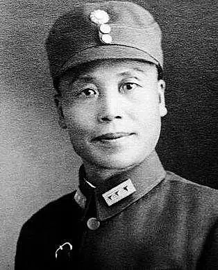 这是.李宗仁.年轻时的戎照.