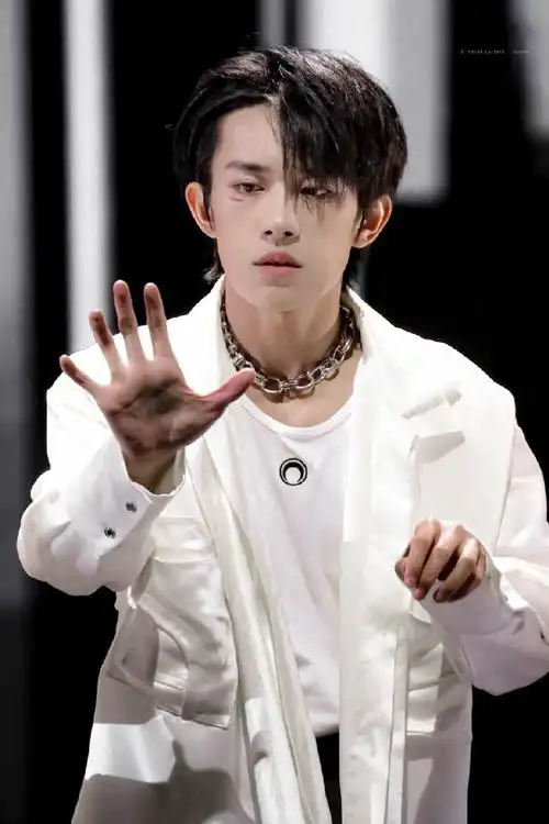 易烊千玺玊尔演唱会900天纪念