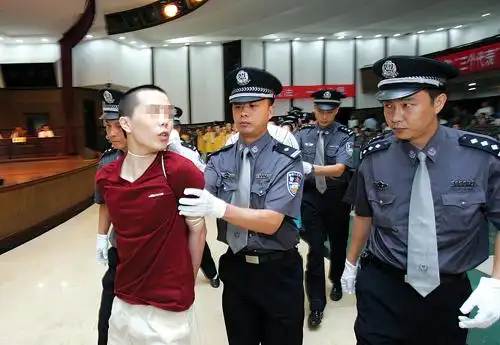 昨日,市高院,杨小林终审判决后被押赴刑场 记者 徐元宾 摄