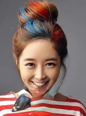 女生蓬松无刘海丸子头扎法图片 清爽又有气质