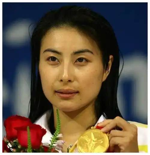 郭晶晶精彩亮相!一袭黑裙魅力无限,引领"富贵相"!_气质_外貌_豪门