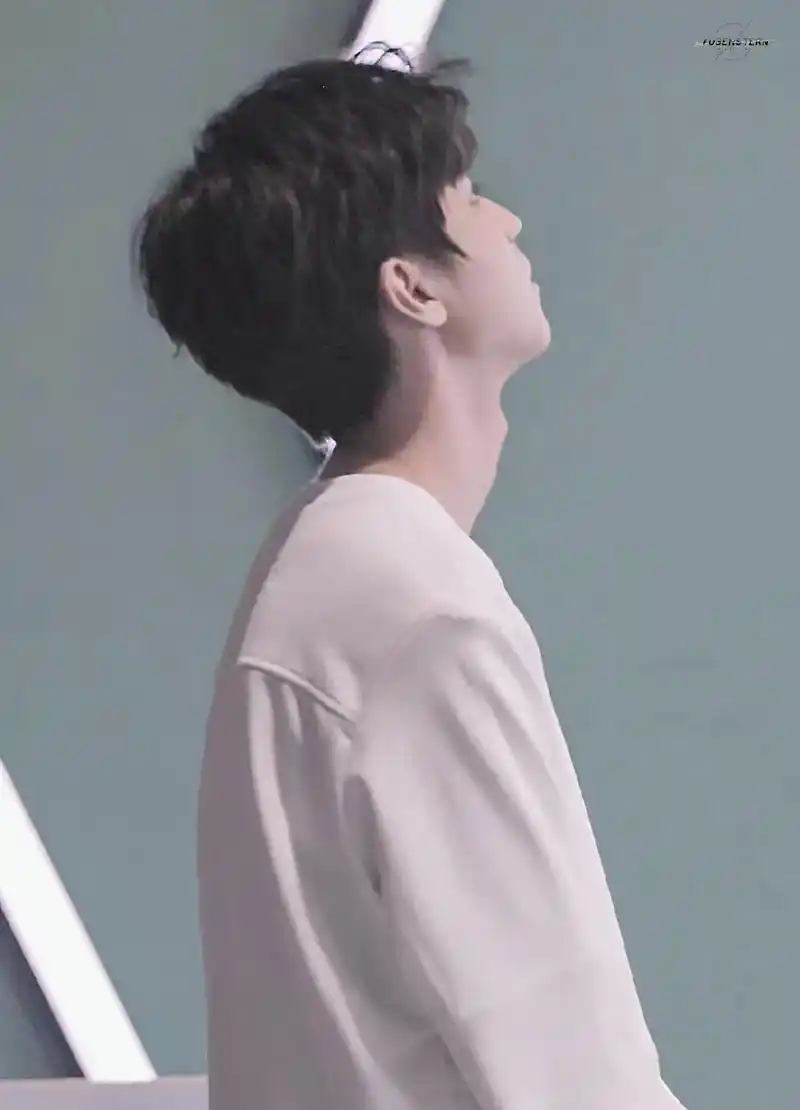 王俊凯的锁骨 这谁顶得住啊#王俊凯 #我的老公王俊凯 #最想 - 抖音