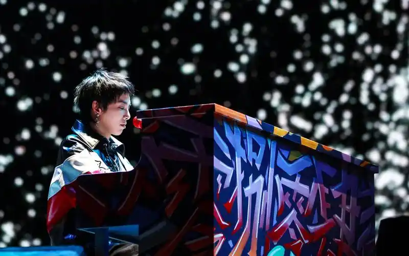 【血色浪漫-神仙三专】华晨宇现场演绎歌曲《疯人院》,《七重人格》