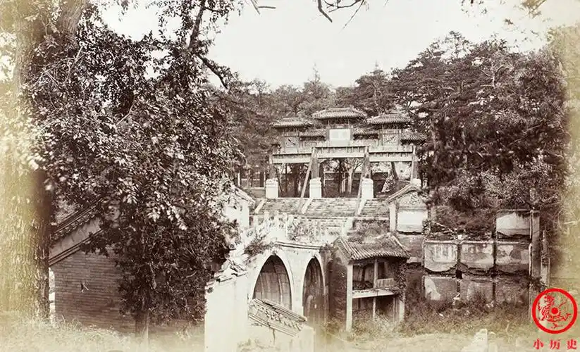 原创1870年老照片:遭受破坏之后的颐和园,满地废墟杂草丛生
