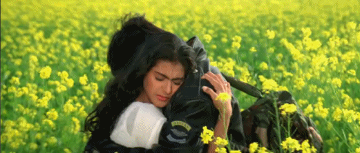 拥抱花丛亲密情侣gif动图_动态图_表情包下载_soogif