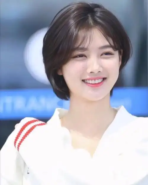 圆脸适合烫什么发型女生(圆脸女生适合哪些发型?