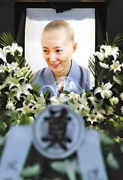 盘点顶级明星葬礼警车开道30万人送行水晶棺顶常人20年收入