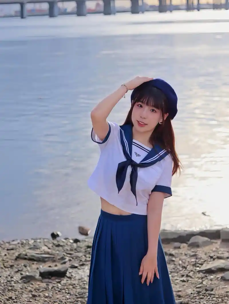 海军水手服,穿一次就爱上,搭配白袜子 黑小皮鞋,真好看呀[嘻嘻]