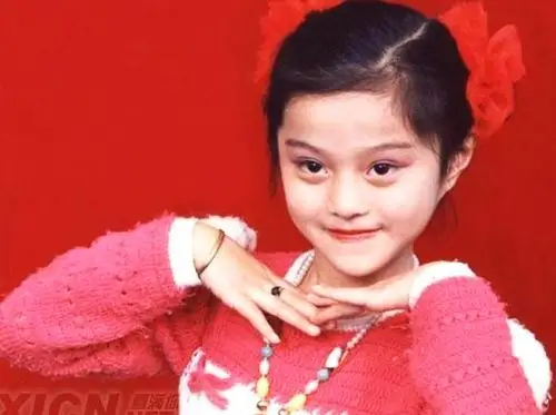范冰冰曝光幼年照片 自嘲"少年老成"
