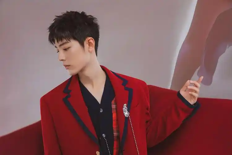 肖战的刘海好像被狗啃了一样第二套衣服也好看啊