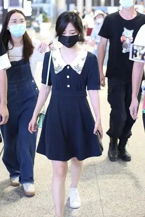 谭松韵该走成熟路线穿波点丝绒裙有法式优雅感有了30的样子