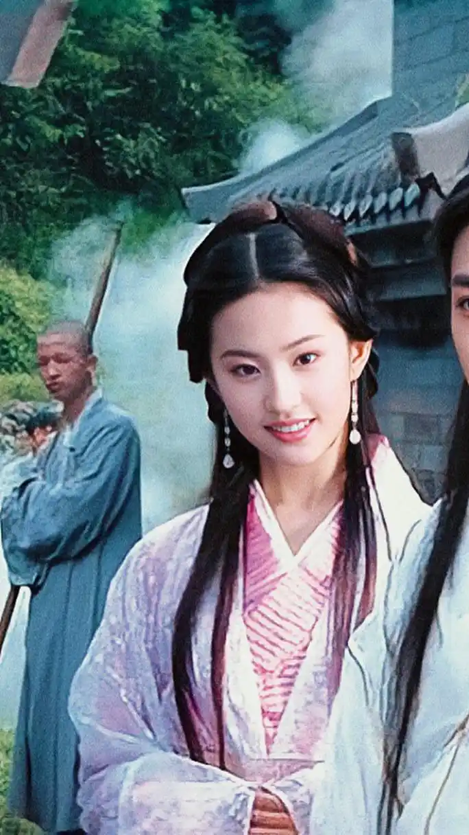 刘亦菲在天龙八部里面居然不靠发饰也能美翻天,现在的造型却看起来有