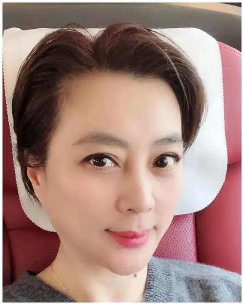 "甜歌皇后"李玲玉连衣裙配马尾优雅气质,短发好减龄,哪有56岁__财经