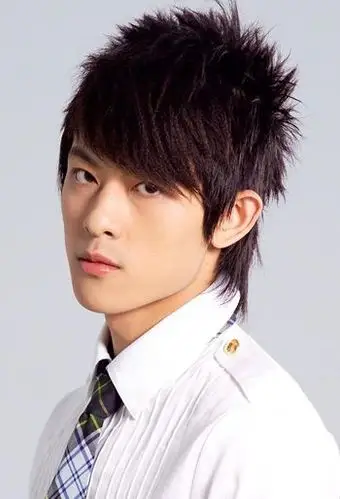 发型脸型 逆三角型脸 >> 男生萌系倒三角发型 男士倒三角发型图片 这