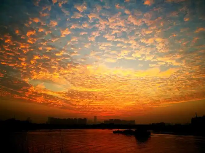 长河落日圆,云霞满天飞