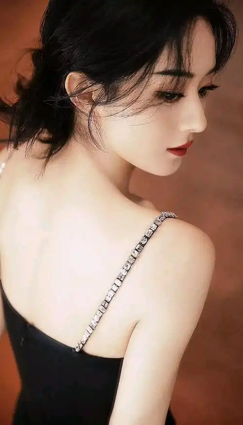 赵丽颖身穿吊带小黑裙大秀完美好身材性感美艳又迷人