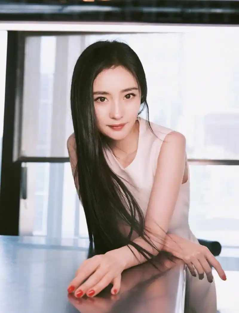 杨幂白色连衣裙搭配及腰黑长直发,大幂幂真的好适合黑长直的发型啊,好