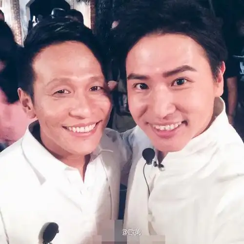 "随后,宋小宝也转发调侃:"一年前的照片为什么现在才发出来,整的我们