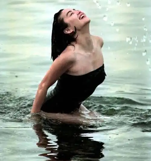 林青霞玩水旧照曝光穿露肩泳衣前卫大气笑容满面略显开心