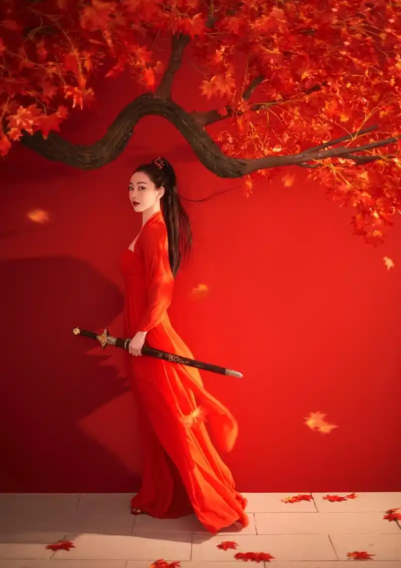 组图:宣璐红衣女侠装英气十足 梳高马尾佩宝剑尽显好身材