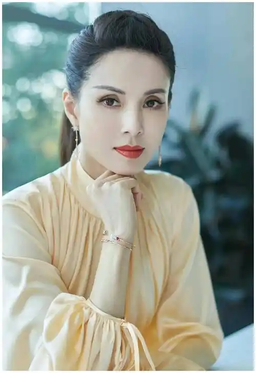 曾经的港台第一美女李若彤如今有多惨57岁的她彻底没人要了