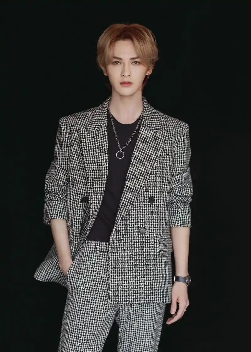 朱正廷千鸟格西服帅气写真图片35