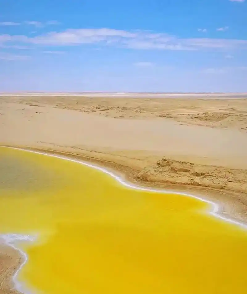这里是位于青海省海西州的俄博梁硫磺湖,相信这种颜色的湖泊大家都是