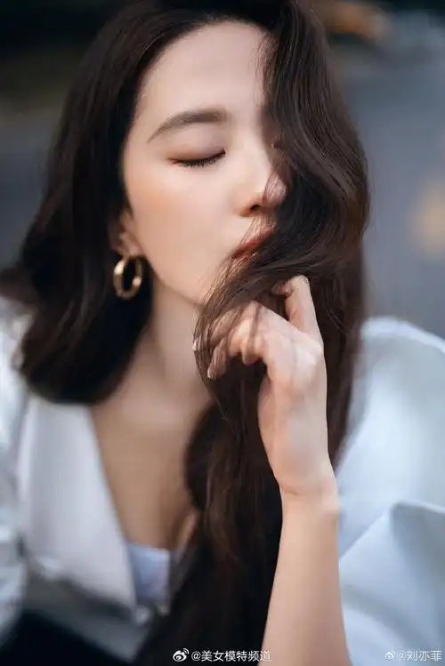 刘亦菲晒马路写真白色上衣长发微卷尽显大气时尚
