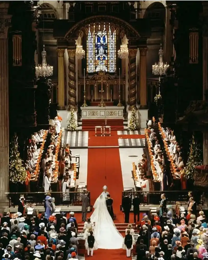 戴安娜的世纪婚礼,200万民众自发到街头想一睹芳容,全球超过 - 抖音