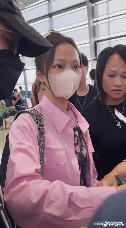 张韶涵一身粉色装扮梳着丸子头现身机场,素颜状态下的她依旧美丽动人