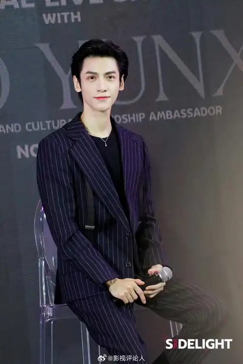 泰媒镜头下的大背头帅哥状态太好啦@罗云熙leo