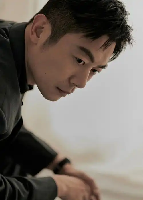 朱亚文的雅痞气质真的一绝,这次华表奖的出发图,all black装扮搭配