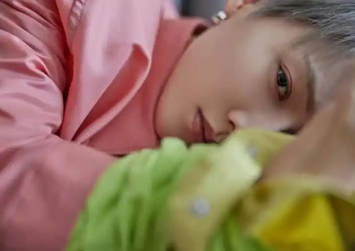 刘雨昕秋日潮流大片银灰色发型超级百搭保暖时尚的粉色夹克