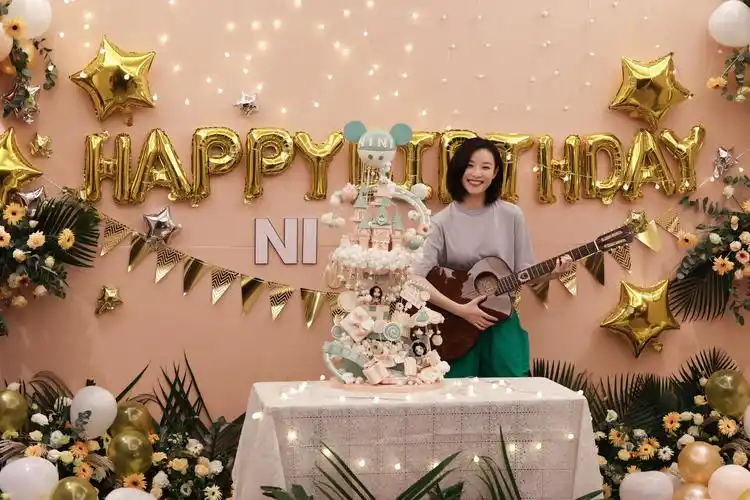 倪妮生日派对现场温馨有爱 抱吉他摆拍笑容灿烂