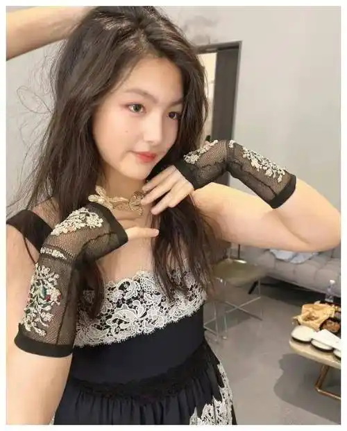 李湘15岁女儿回英国上学晒长发照成熟认不出与小时候判若两人