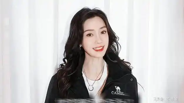 angelababy风波后首次露面绽放甜美笑容状态极佳嘟嘴卖萌迷人