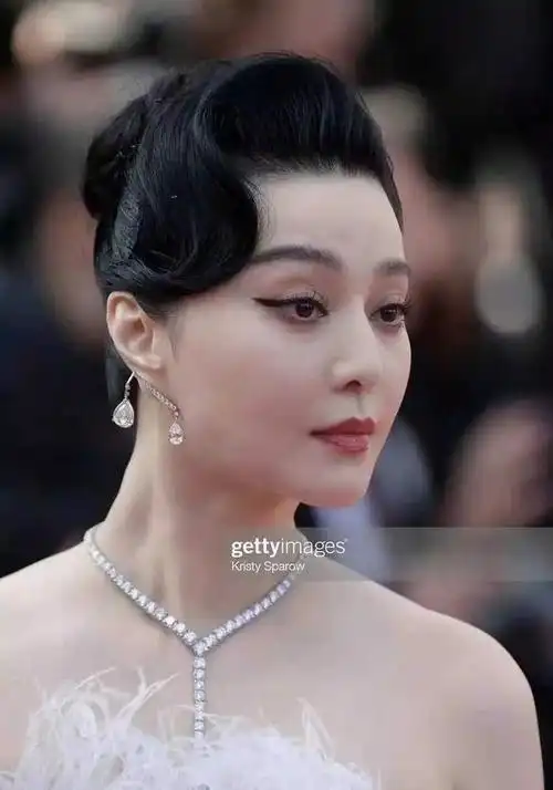 范冰冰戛纳最新生图曝光皮肤差脸部肿胀网友直呼医美过度