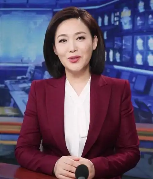 央视美主播郑丽:低调嫁圈外丈夫,37岁生一女,一家三口幸福美满_北京