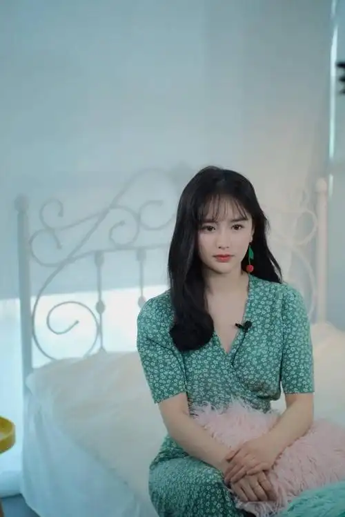 "清纯女神"南笙,从网红成为明星,绿色印花裙穿着清新甜美感