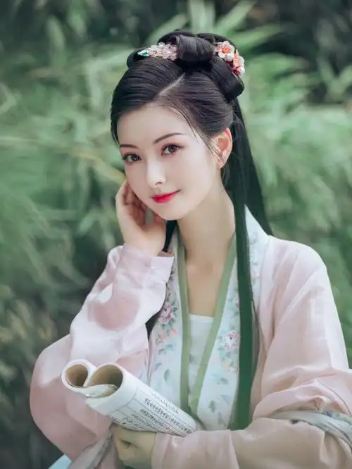 让你瞬间变身古代美少女层次感丰富的发型搭配各种精致的发簪再配上