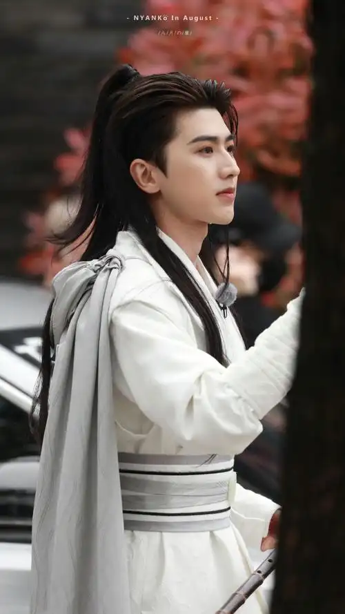 蔡徐坤白衣古装造型