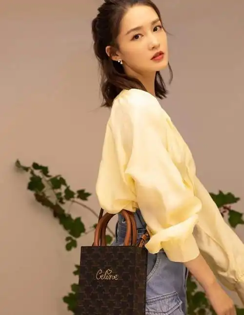 李沁淡黄色衬衫搭配高腰牛仔裙少女感十足,短发造型干练利落
