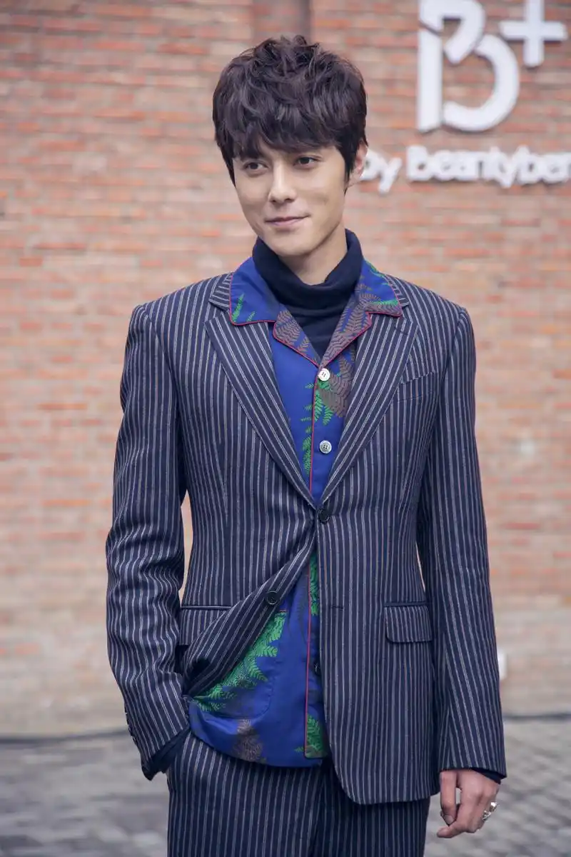 张超化身时尚icon 亮相时装周气场全开