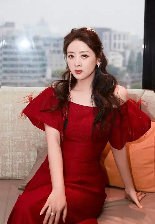 小李琳穿红色礼裙挺甜美腰身看着有点紧绷勒出褶但仍不显年龄
